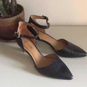 Clark’s black leather pointed toe heel pump 7/7.5